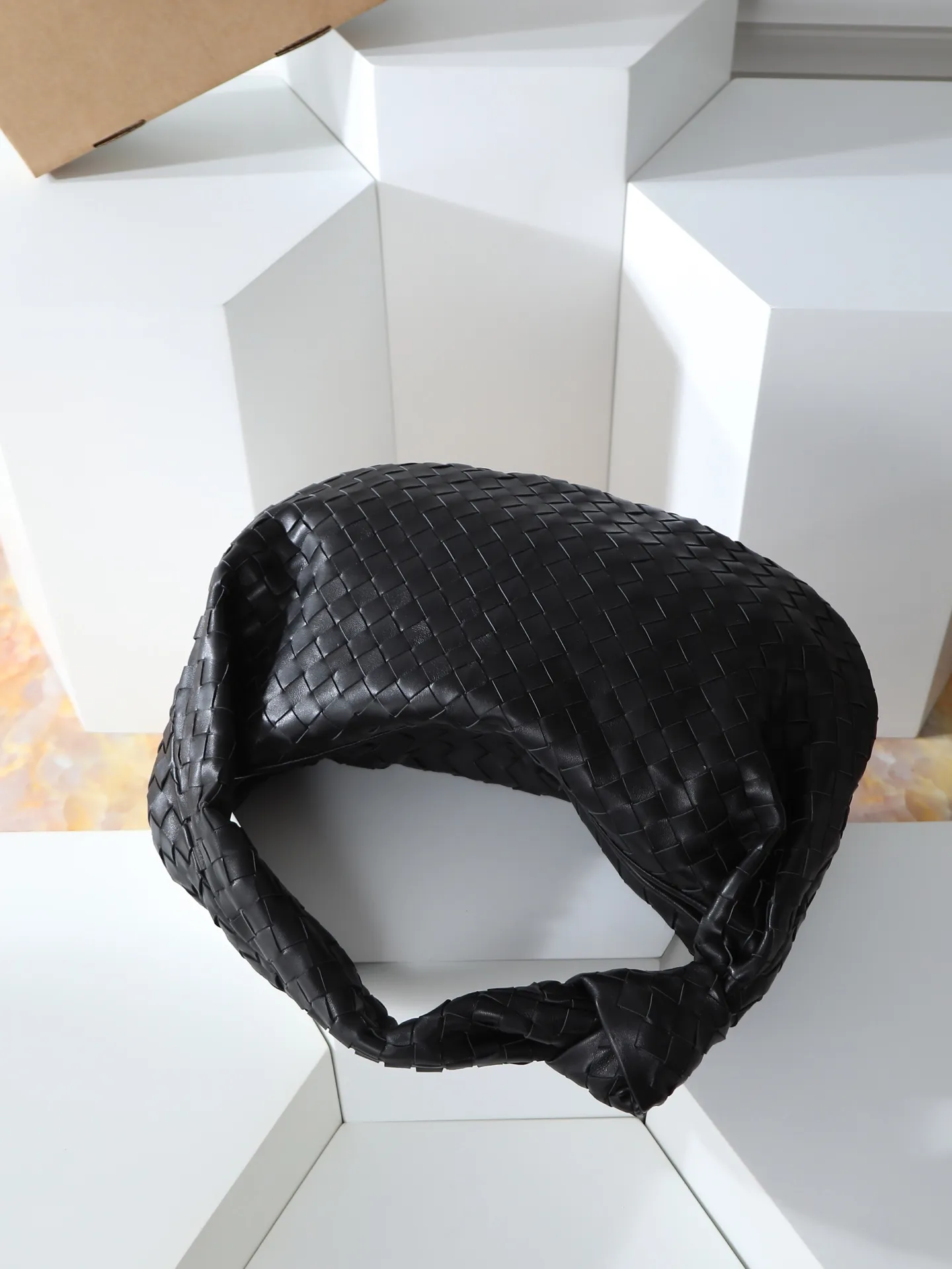 12800. 🥇 𝗝𝗢𝗗𝗜𝗘# Street style’s new favorite fashionable large size 𝙟𝙤𝙙𝙞𝙚 It’s coming, it’s coming, it’s really coming! I always felt that knitting was old-fashioned, until I met it - 𝙟𝙤𝙙𝙞𝙚, I realized that the original classic knitting elements and the new knot element design can be so fashionable! I have to admire your design talent! Large capacity to meet daily needs! Fashionable and versatile, it’s perfect for concave shapes, take it out to hit the streets! Size: 48*40*16cm Style No. #600261